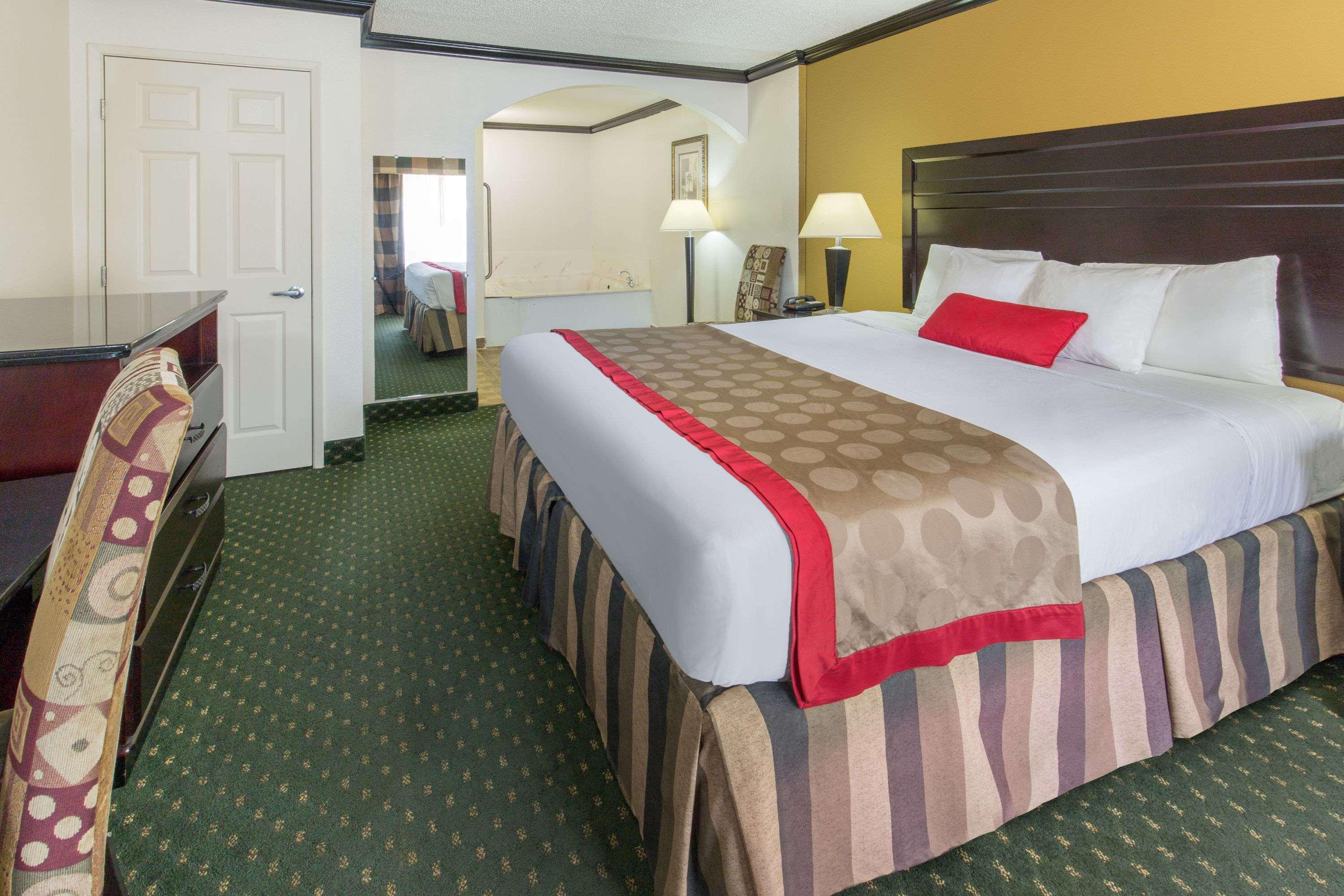Hotel Ramada By Wyndham Ontario Exteriér fotografie