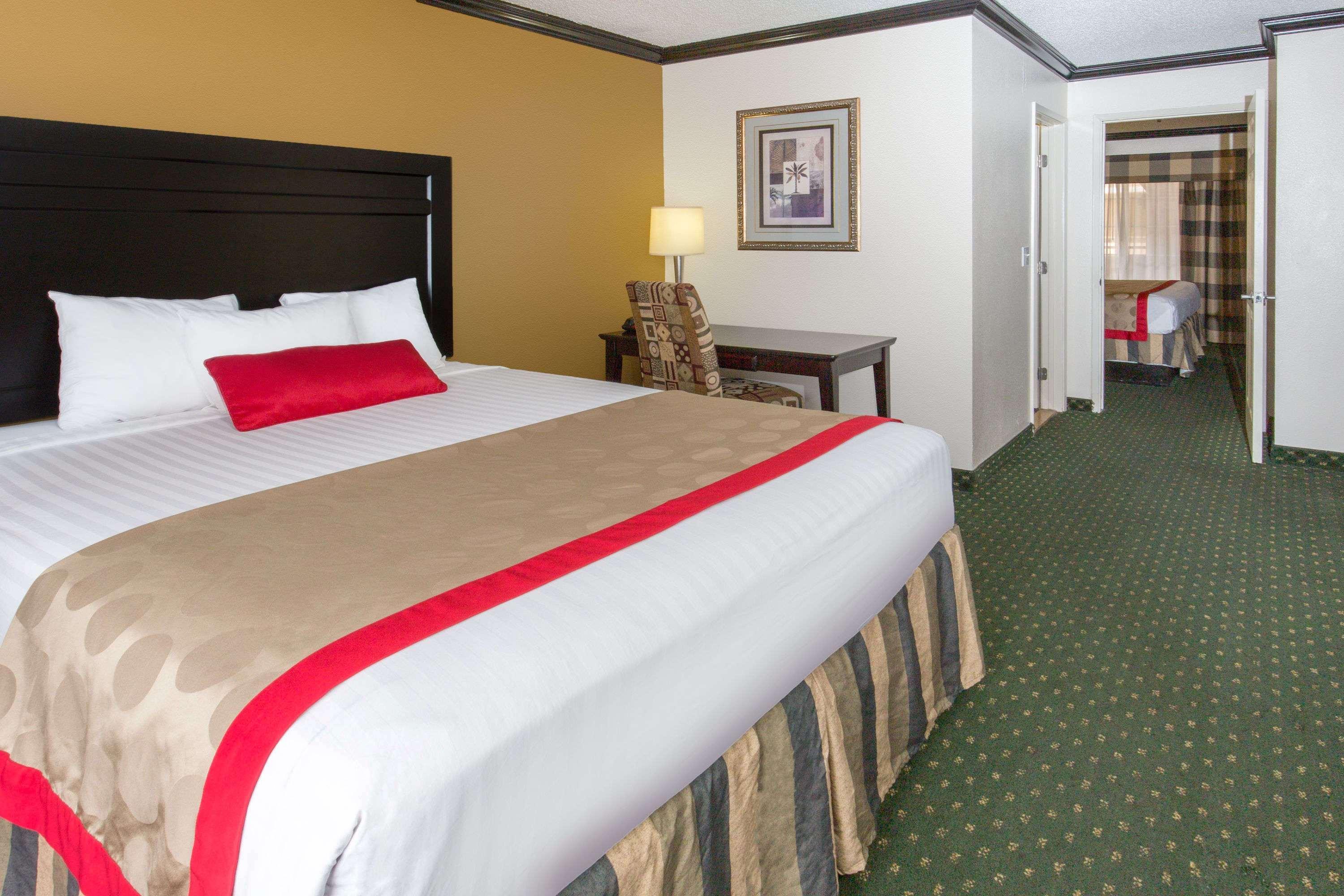 Hotel Ramada By Wyndham Ontario Exteriér fotografie