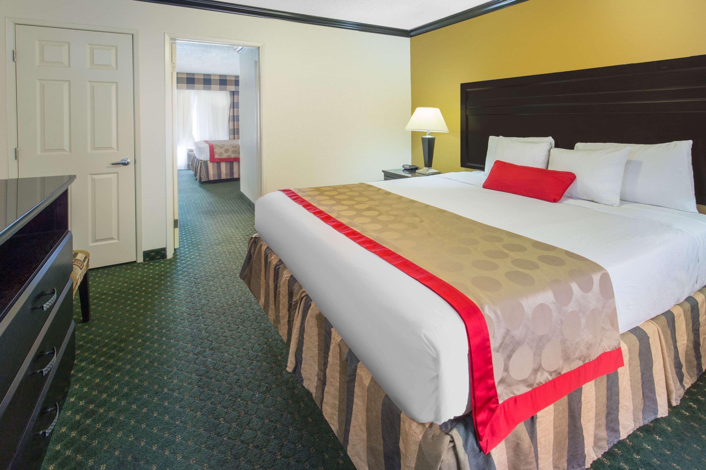 Hotel Ramada By Wyndham Ontario Exteriér fotografie