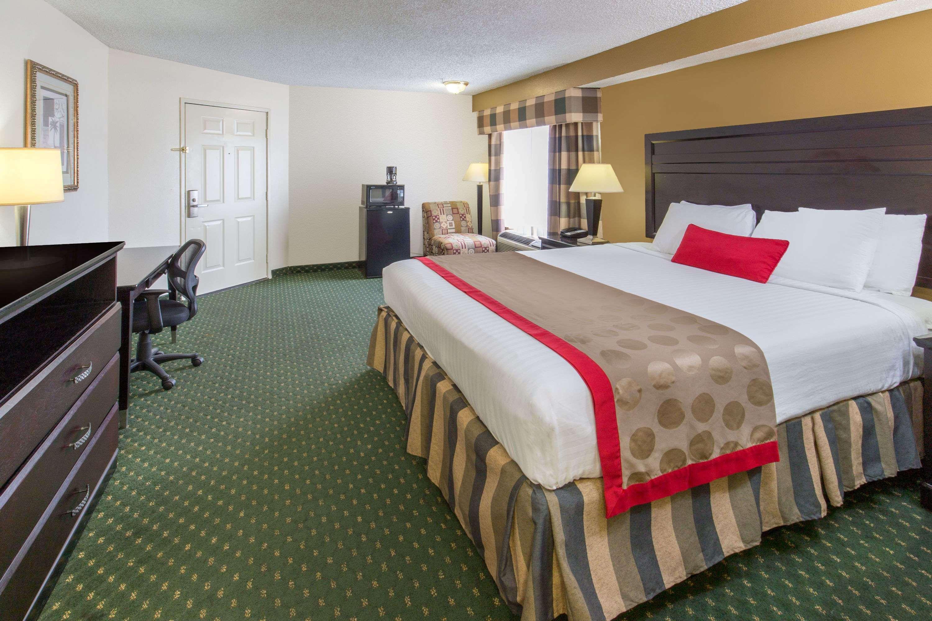 Hotel Ramada By Wyndham Ontario Exteriér fotografie